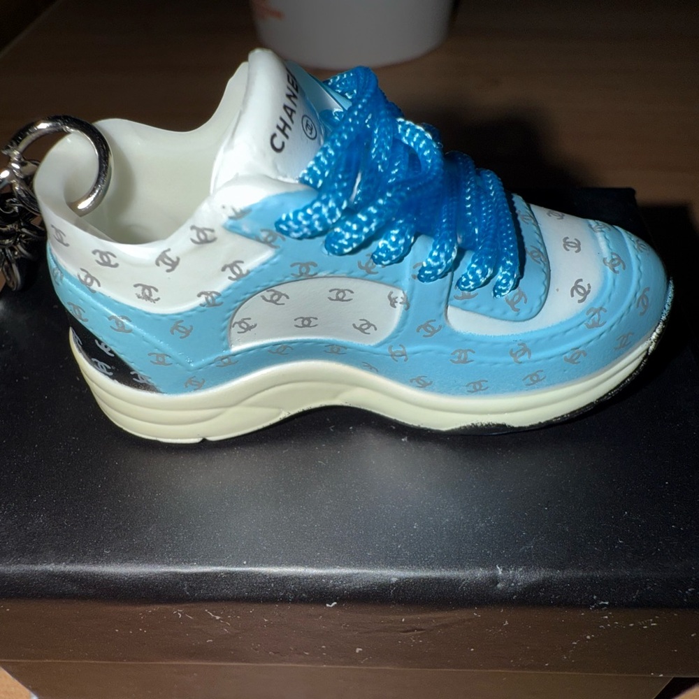 Mini 3D fashion sneaker Keychain - Picture 4 of 4